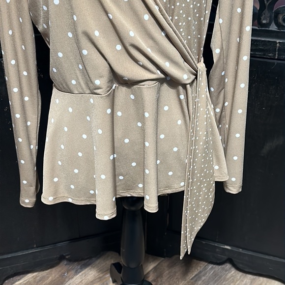 Susan Graver Liquid Knit Faux Wrap Tan w/ White Polka Dot Shirt / Top / Blouse. - Picture 4 of 9